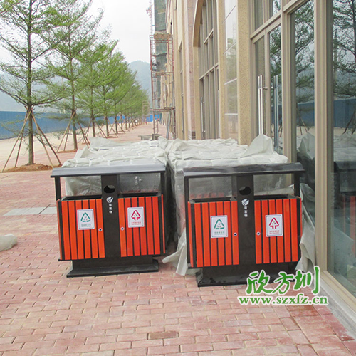 廣州清遠地產(chǎn)物業(yè)公司，增添欣方圳鋼木垃圾桶
